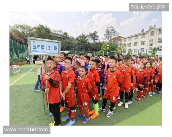 现役足球明星的美丽妻子们：她们的魅力与风采揭秘